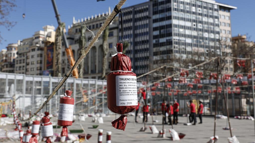 Tareas de inspección de material pirotécnico en la zona de fuegos de la mascletà de la plaza del Ayuntamiento de Valencia. Efe / Manuel Bruque