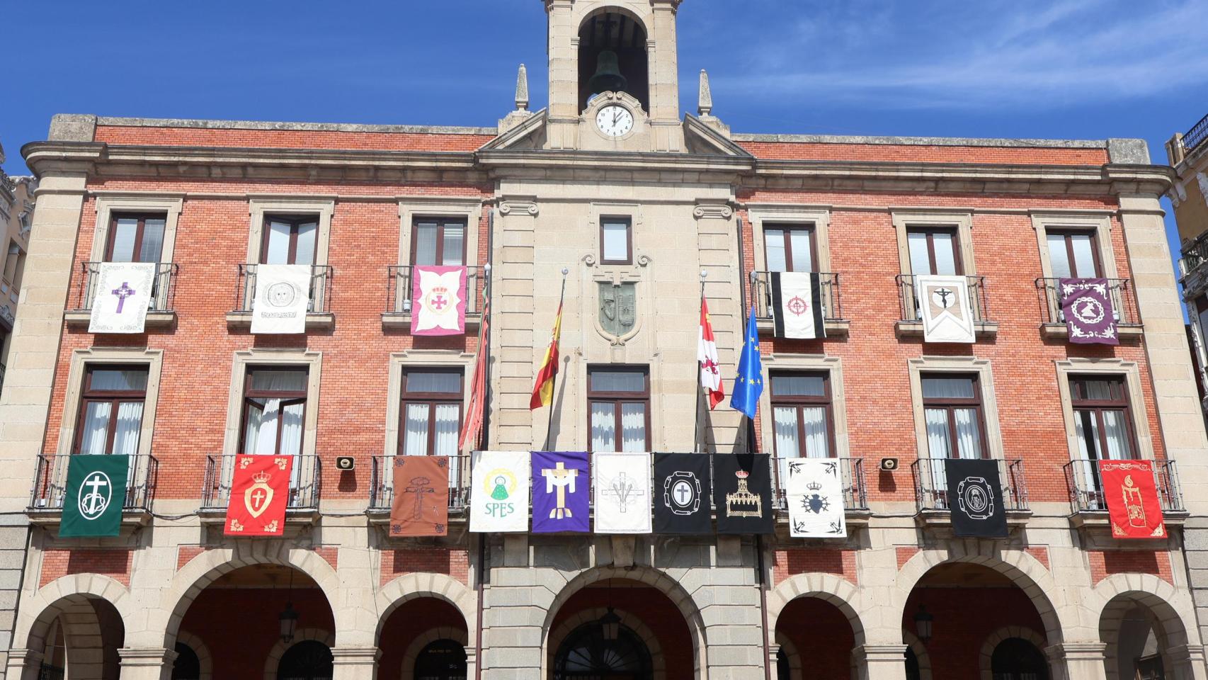 El Ayuntamiento de Zamora luce  ya los reposteros de las cofradías de la Semana Santa