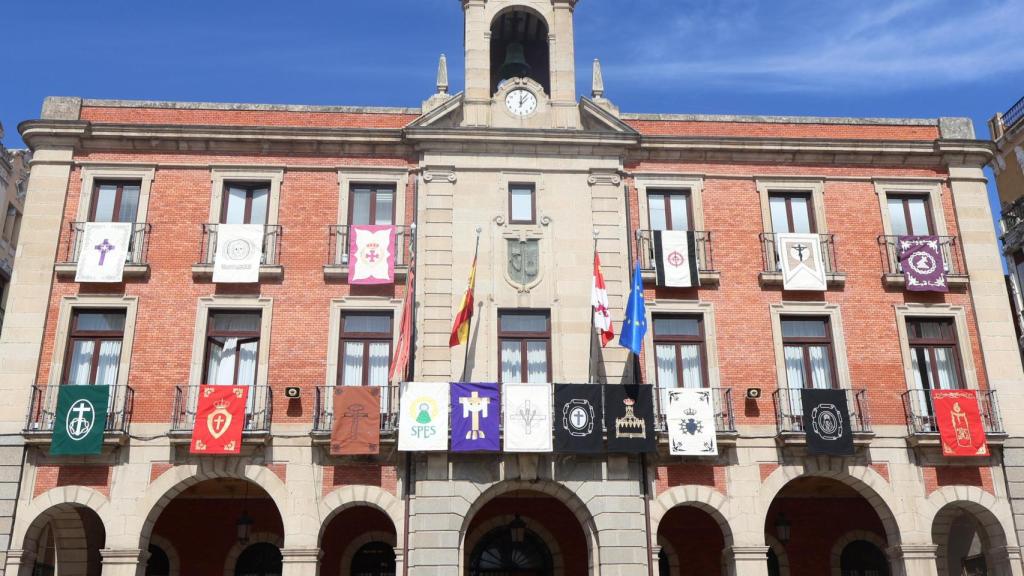 El Ayuntamiento de Zamora luce  ya los reposteros de las cofradías de la Semana Santa