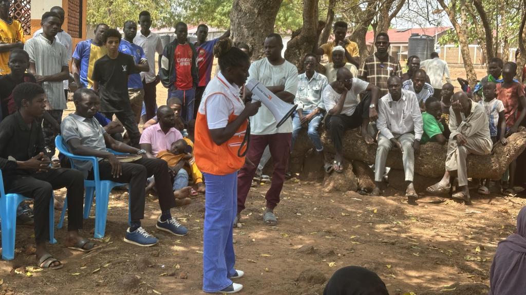 Cada martes, el personal de World Vision ofrece información a la población sobre los servicios y apoyos con los que pueden contar hasta que sean trasladados a un asentamiento.