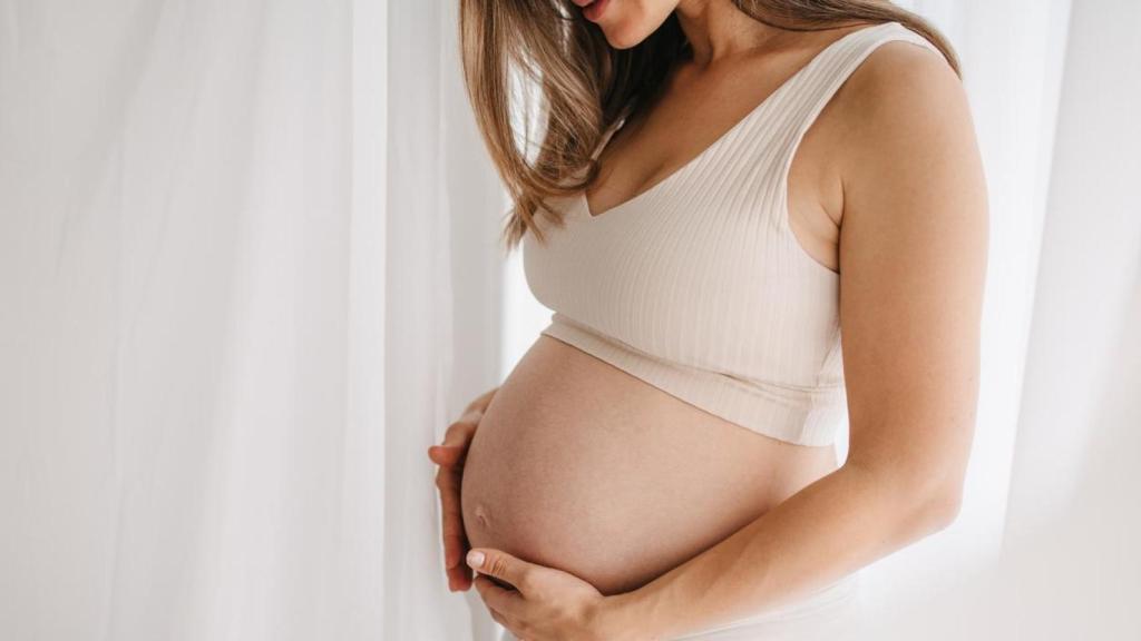 Retrato de una mujer tocándose la barriga.