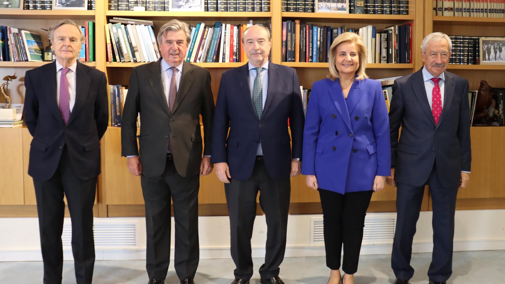 De izquierda a derecha, Ricardo Martí Fluxá, vicepresidente de la Comisión de Seguridad y Defensa de CEOE; Carlos Bastarreche, presidente de la Comisión; José Alberto González-Ruiz, secretario general de CEOE; Fátima Báñez, presidenta de la Fundación CEOE; y Gerardo Sánchez Revenga, vicepresidente de la Comisión, antes de la reunión.