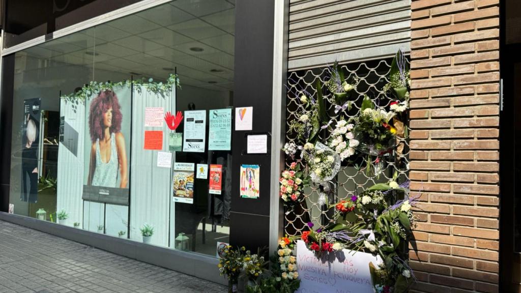 La fachada de la peluquería de Silvia se llena de flores en su memoria.