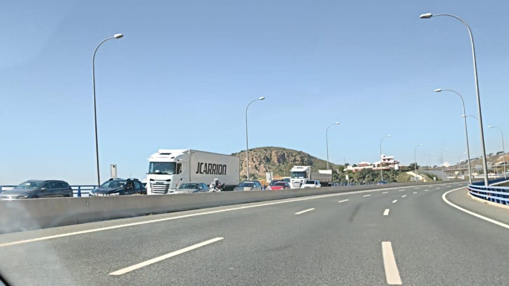 Una imagen del colapso en la carretera tras el golpe.