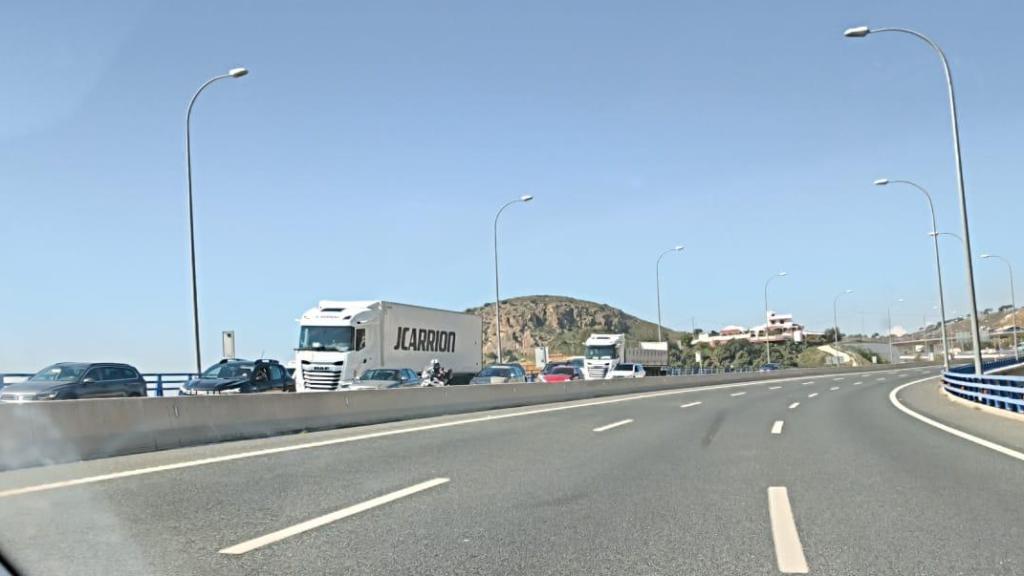 Una imagen del colapso en la carretera tras el golpe.