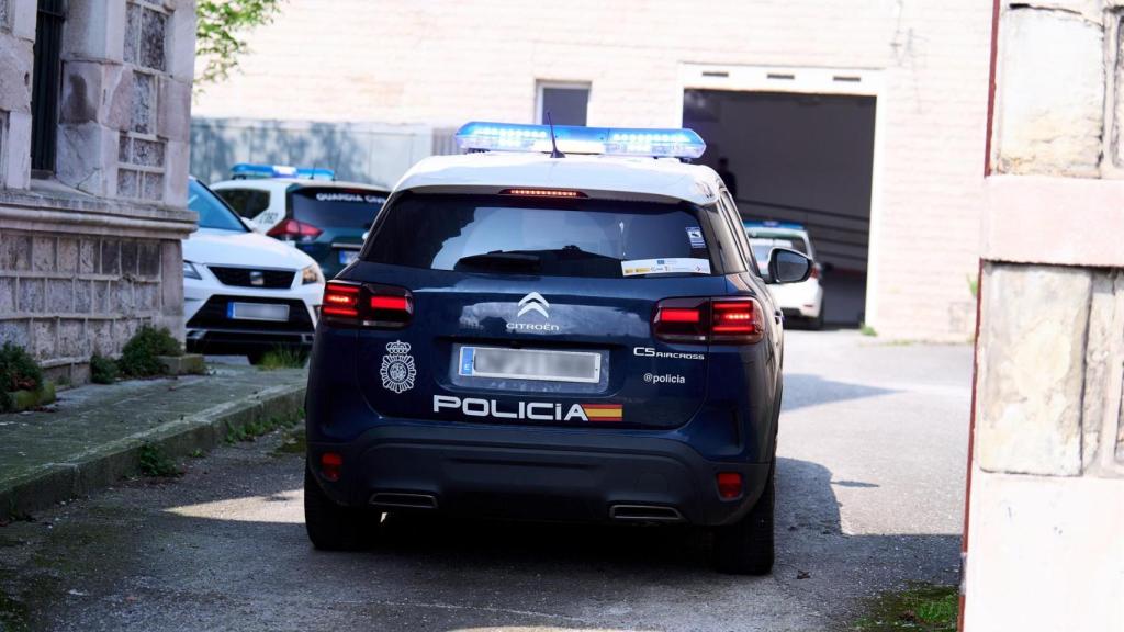Coche de la Policía que ha trasladado al detenido. Foto: Juanma Serrano / Europa Press.
