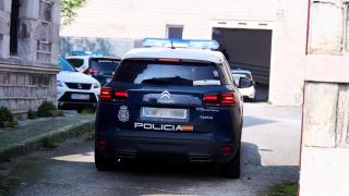 Coche de la Policía que ha trasladado al detenido. Foto: Juanma Serrano / Europa Press.