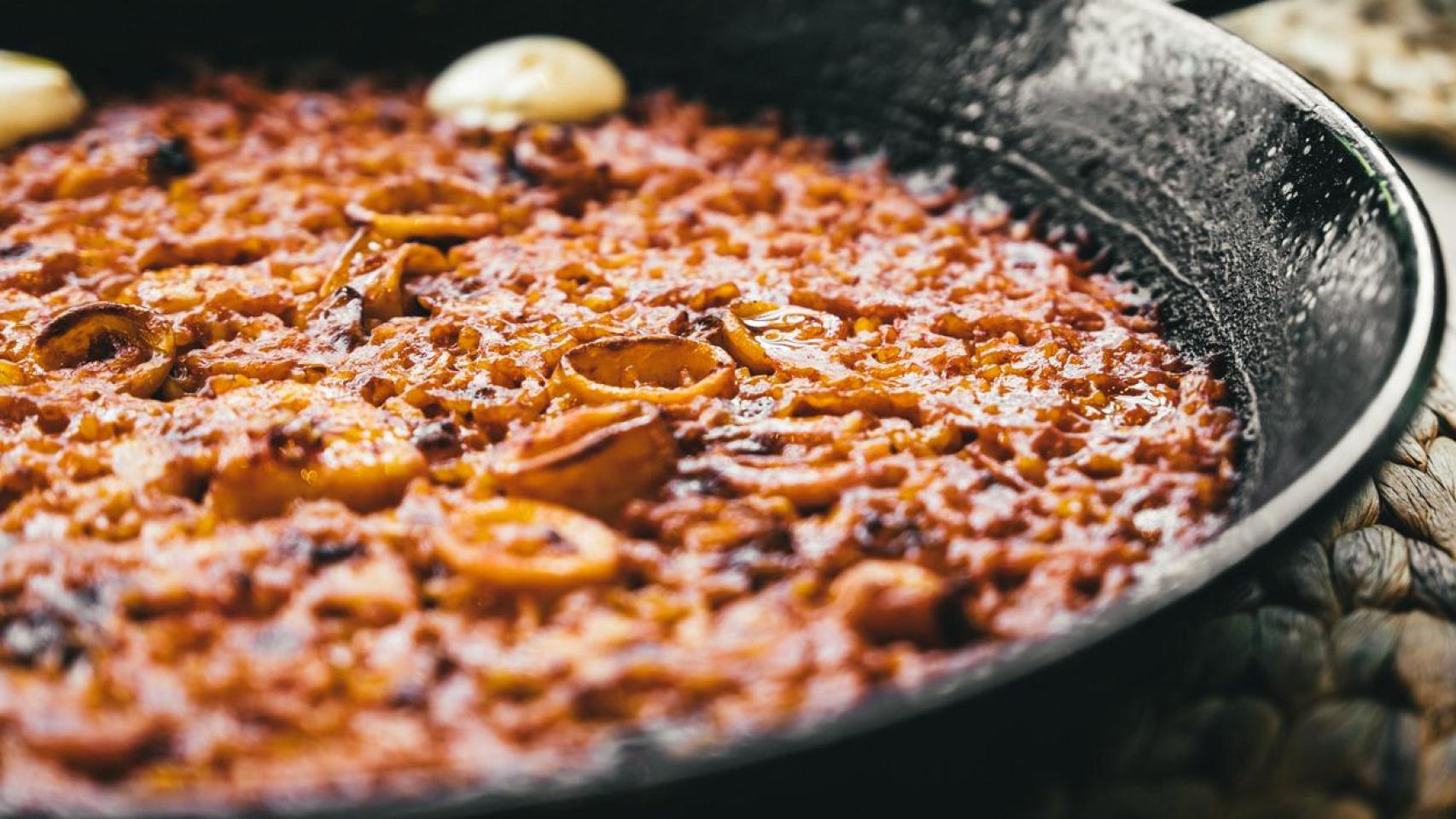 Paella casera en sartén de hierro.