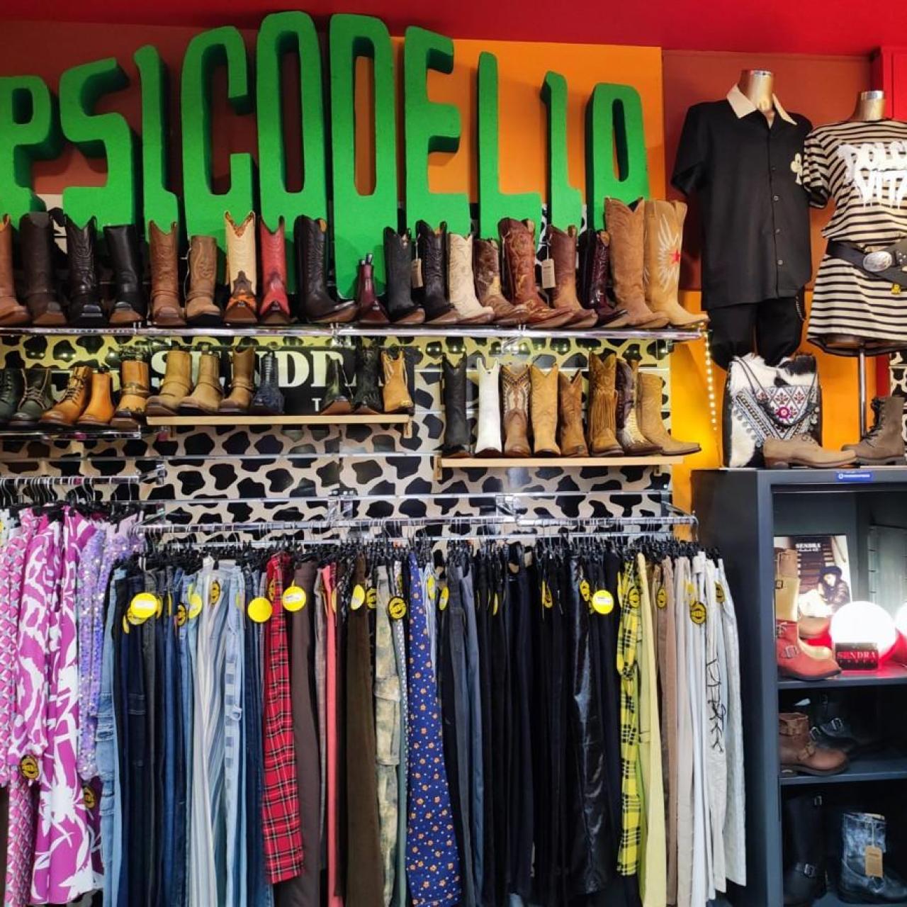 Ropa en el interior de Psicodelia.