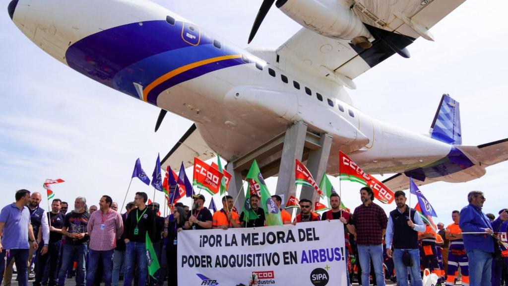 Trabajadores de Airbus se concentran en las instalaciones de San Pablo, en Sevilla.