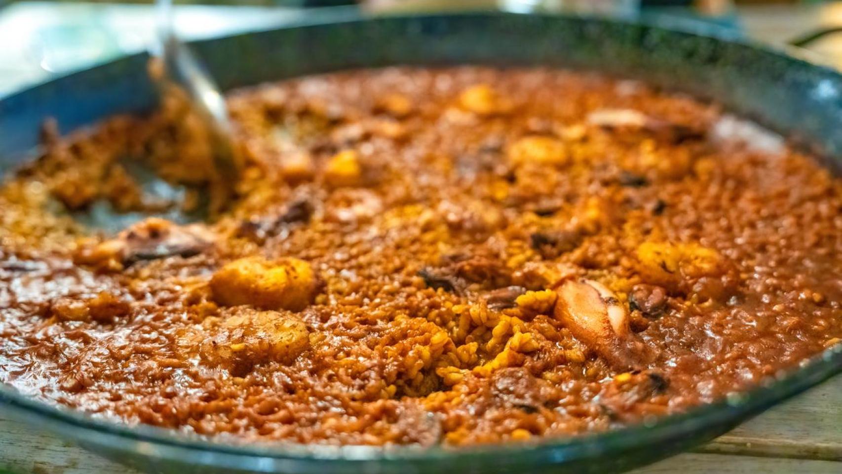 Un plato de paella.