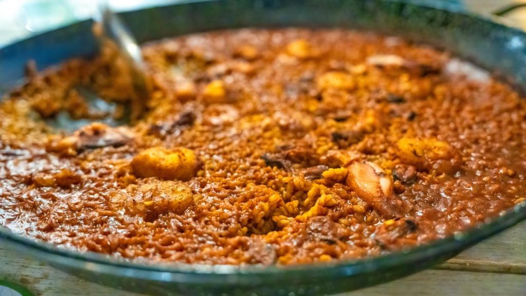 Un plato de paella.