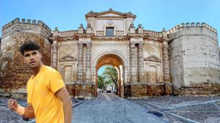 Montaje de Carlos Alcaraz y el pueblo donde el año pasado fue a descansar.