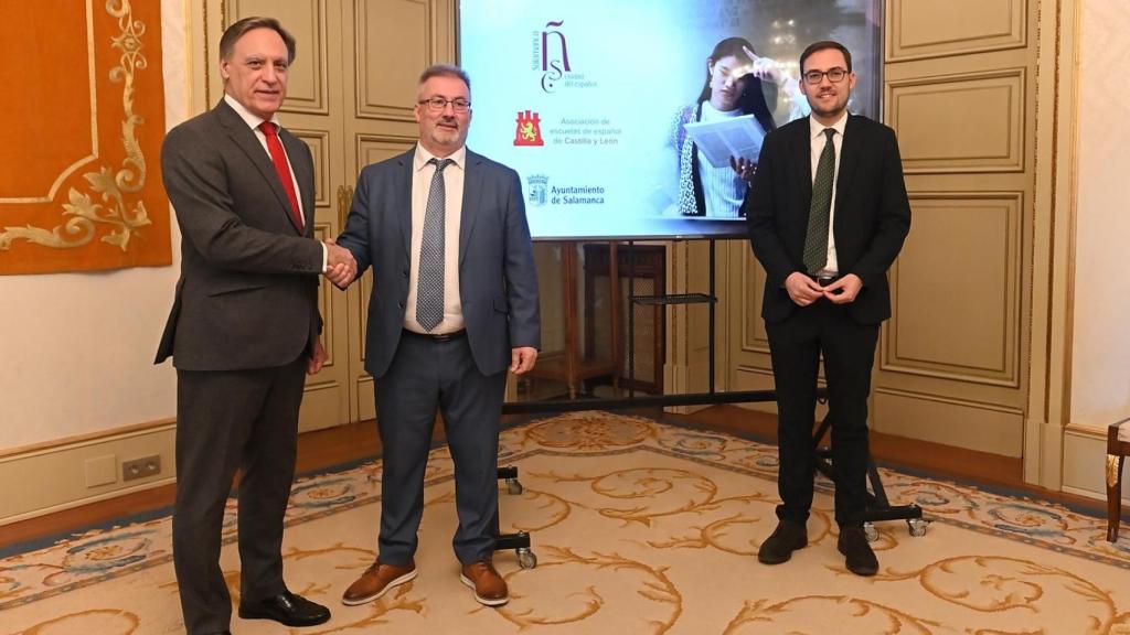 El alcalde de Salamanca, Carlos García Carbayo, y el presidente de la Asociación de Escuelas de Español de Castilla y León (AEECyL), Miguel Ángel Benito, y el concejal de turismo, Ángel Fernández.