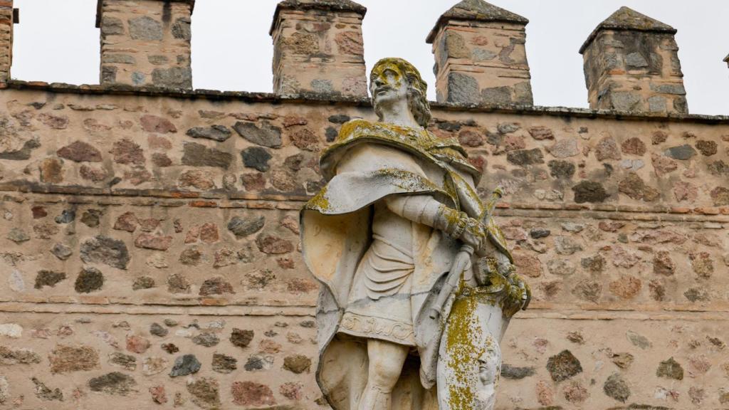Alfonso VI se encuentra junto a la muralla, entre las puertas de Bisagra y Alfonso VI. Es la que se encuentra en mejor estado de conservación y requerirá una menor intervención.