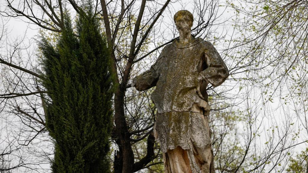 Wamba se encuentra en el interior del parque y es la que peor se conserva; la escultura es prácticamente invisible bajo una densa capa de líquen verde.
