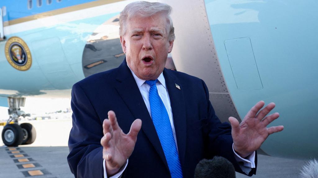 El presidente estadounidense Donald Trump habla con los medios antes de partir de West Palm Beach a bordo del Air Force One.