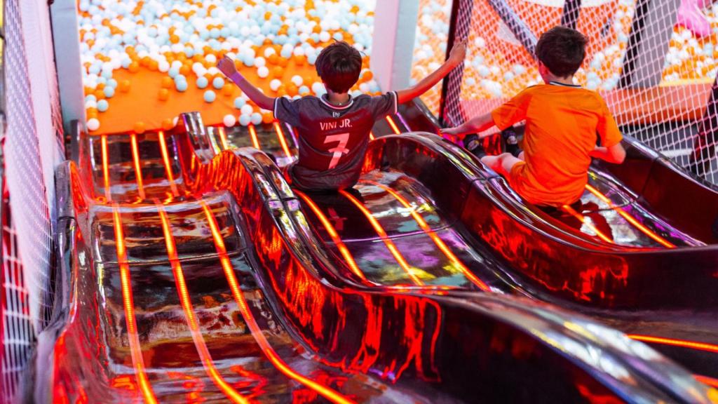 Unos niños disfrutan de las instalaciones de TAKA Fun Park, en el Centro Comercial Venecia del Cabo de las Huertas.