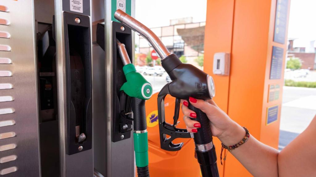 El precio de los carburantes tiene una especial bonificación para los transportistas, pero no para otros profesionales que circulan de forma recurrente.