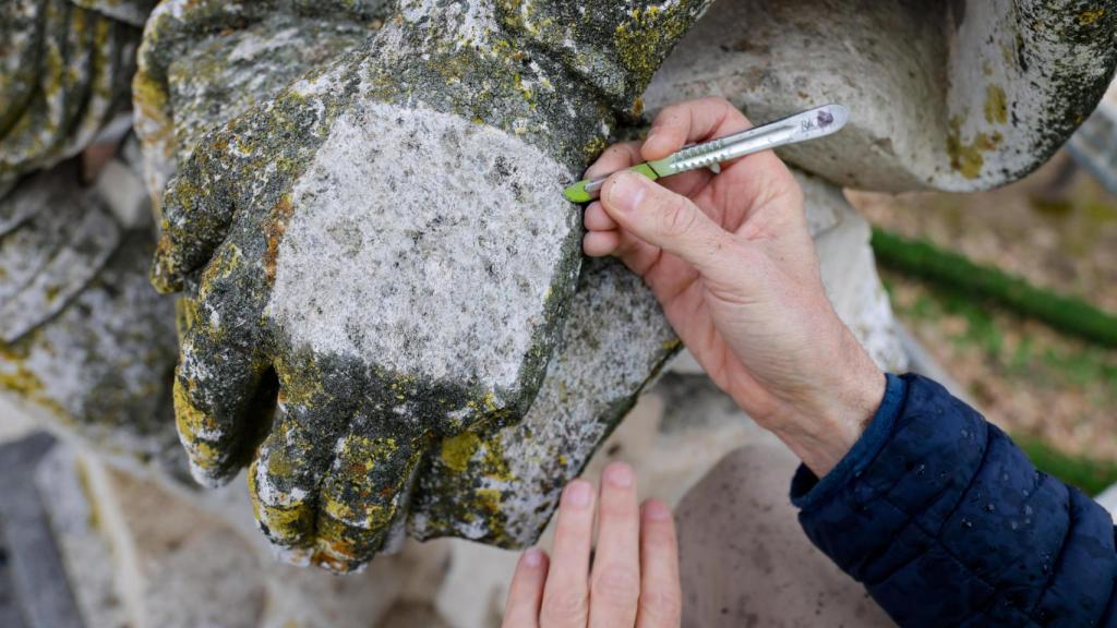 Detalle de la intervención en una de las manos de Alfonso VIII donde se ve el uso del bisturí para la eliminación de la suciedad acumulada por el paso del tiempo.