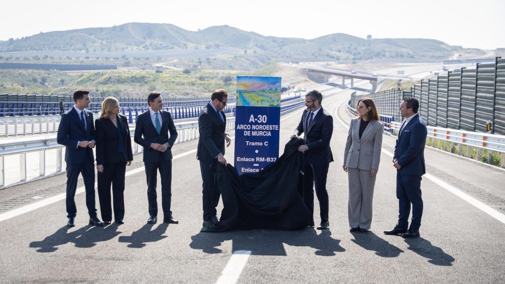 El ministro Óscar Puente, este lunes, inaugurando el último tramo del Arco Noroeste.