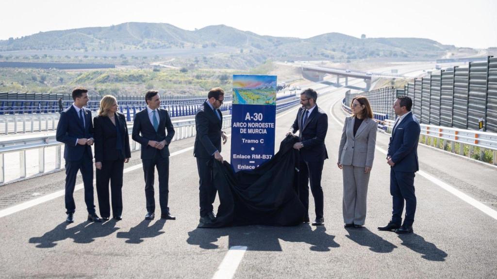 El ministro Óscar Puente, este lunes, inaugurando el último tramo del Arco Noroeste.