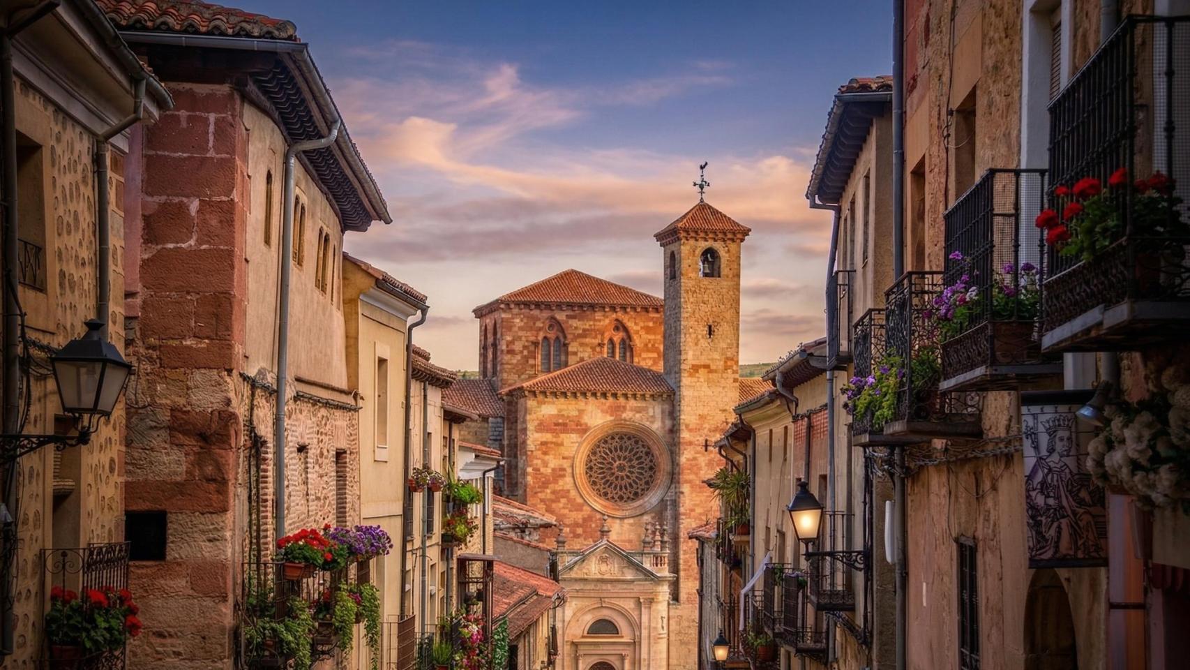 Visite Sigüenza, en Guadalajara; al fondo, la Catedral de Santa María.