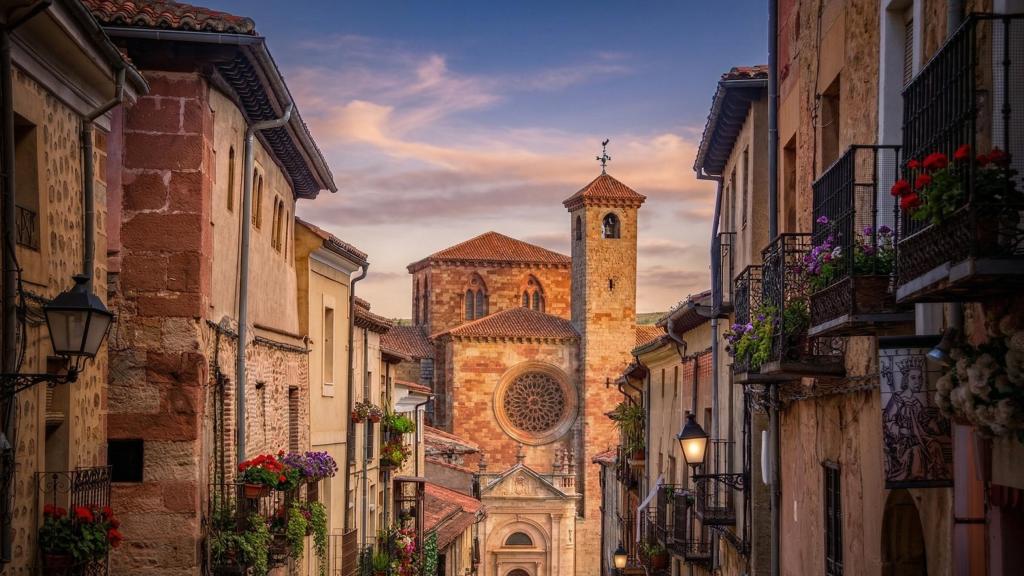 Visite Sigüenza, en Guadalajara; al fondo, la Catedral de Santa María.