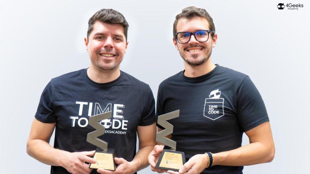 De izquierda a derecha: Víctor Gómez y Marco Gómez, CEOs de 4Geeks Academy.