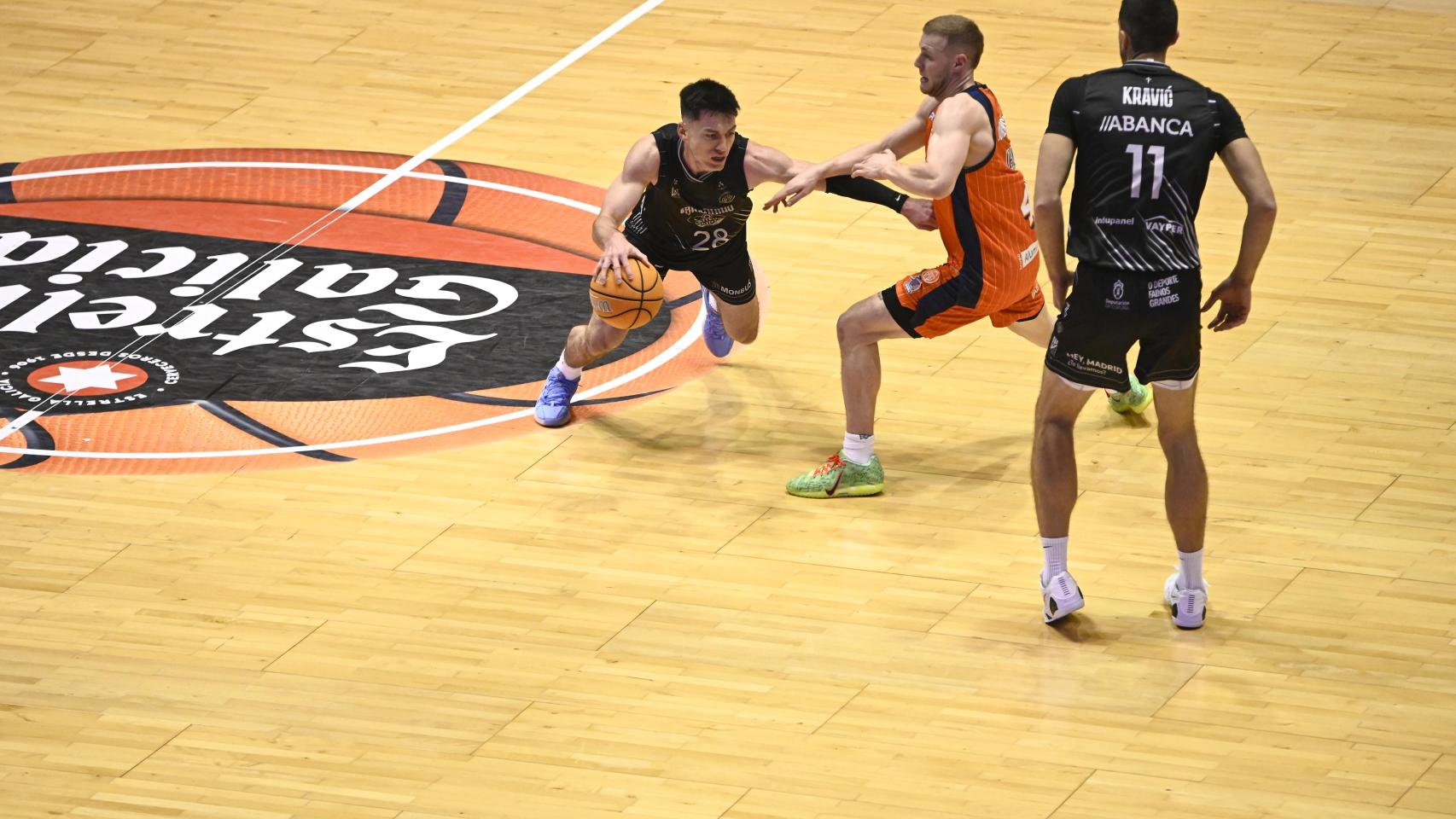 Instante del partido entre Monbus Obradoiro y Basquet Coruña.