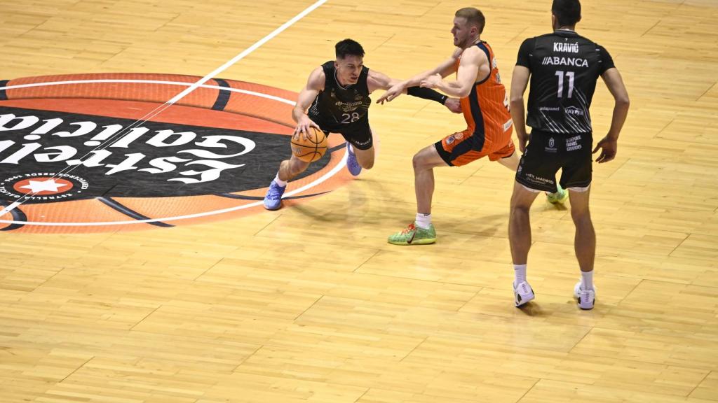 Instante del partido entre Monbus Obradoiro y Basquet Coruña.