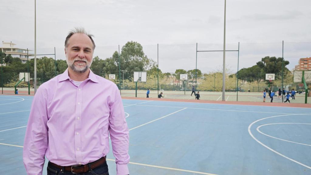 Juan Carlos Esteve, en una de las áreas deportivas del colegio Inmaculada Jesuitas.