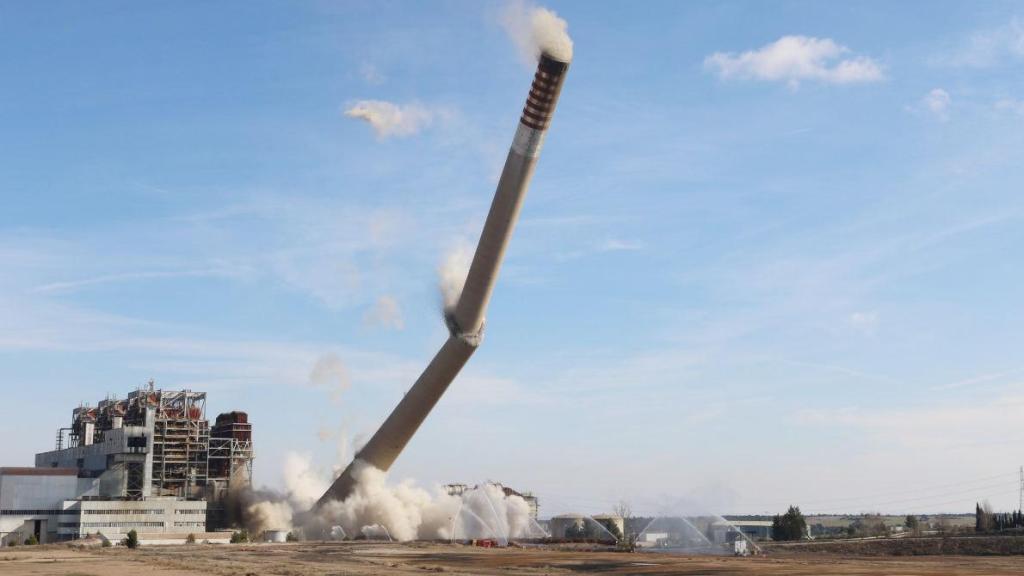 Voladura de la chimenea de la central térmica de Andorra.