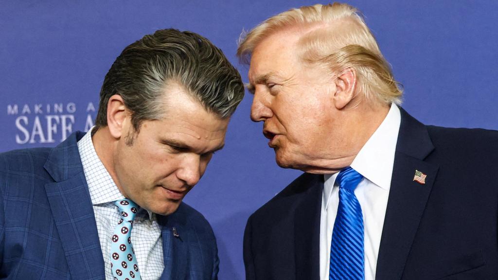 Donald Trump habla con su secretario de Defensa, Pete Hegseth, en la base de la Guardia Aérea Nacional de Memphis.