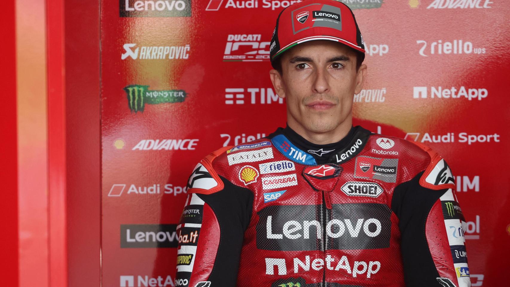 Marc Márquez, con rostro de concentración en el box de Ducati durante el GP de Brasil.
