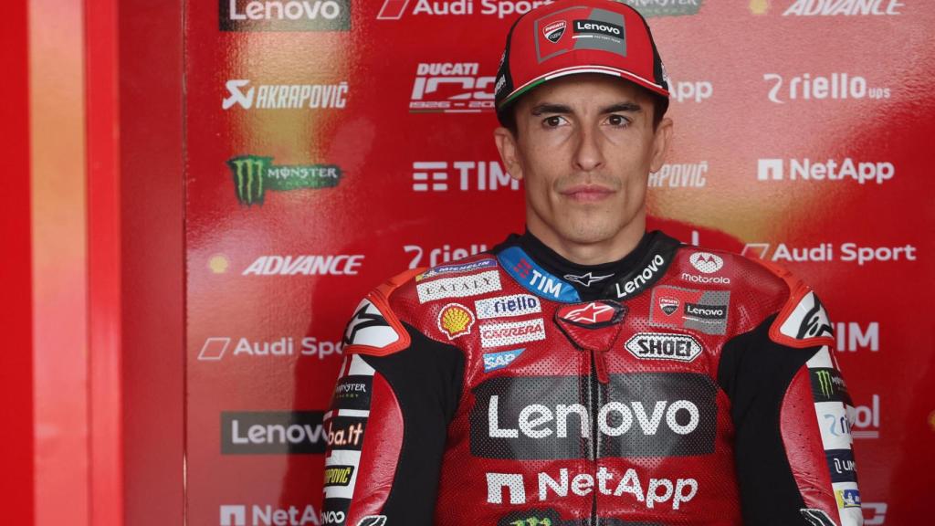 Marc Márquez, con rostro de concentración en el box de Ducati durante el GP de Brasil.