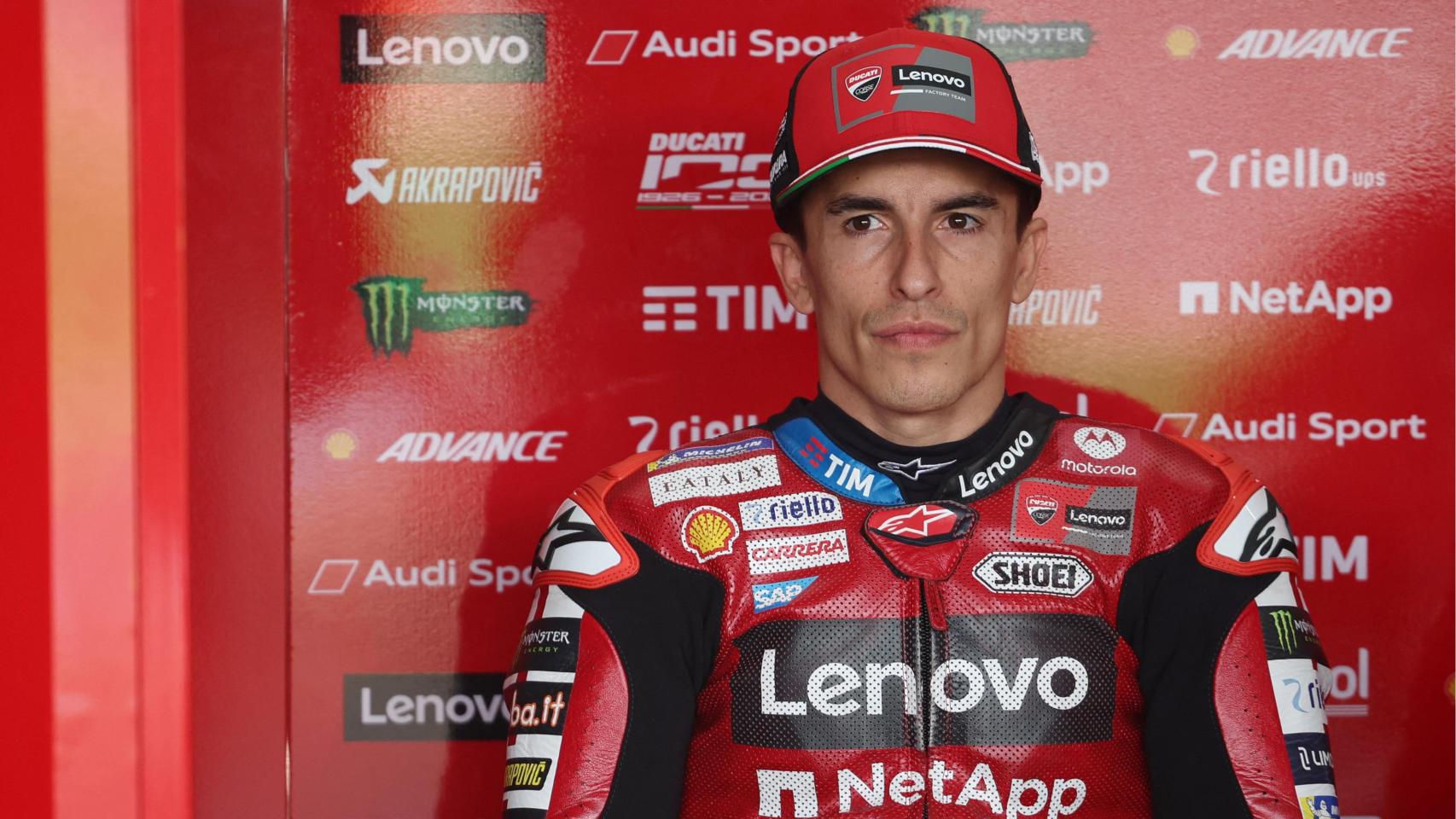 Marc Márquez, en el box del equipo oficial de Ducati, durante unos entrenamientos
