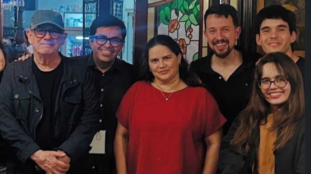 Pisarello (2i) y Pablo Iglesias (3d) junto a Silvio Rodríguez (i).