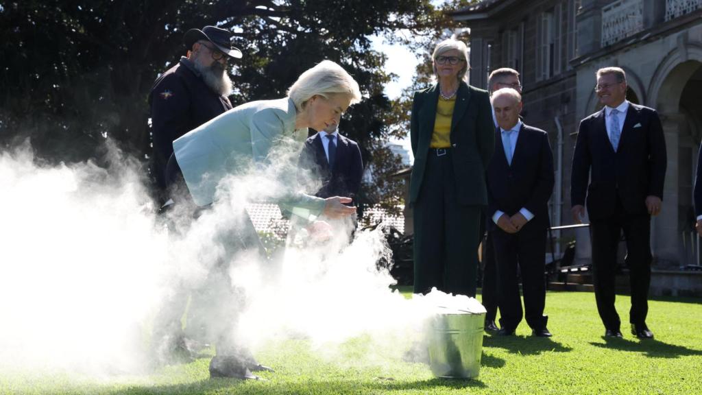 President Ursula von der Leyen participates in a smoke ceremony in Sydney