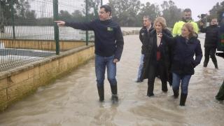 El presidente de la Junta, Juanma Moreno, durante una visita a Jerez durante el temporal del pasado mes de febrero.