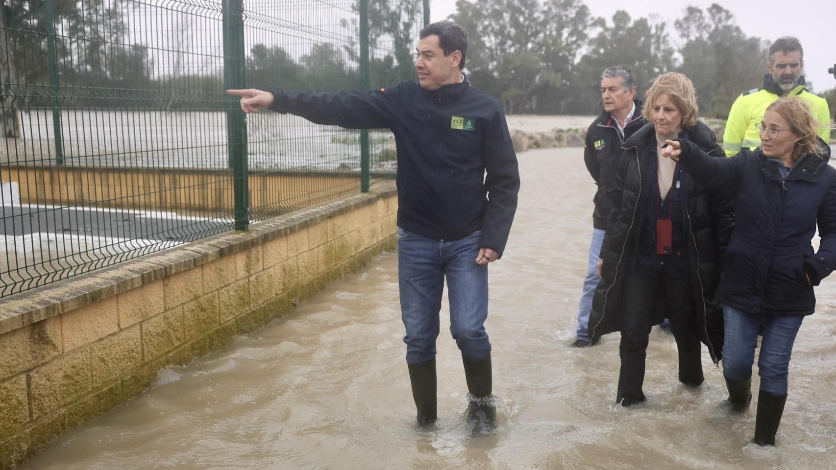 El presidente de la Junta, Juanma Moreno, durante una visita a Jerez durante el temporal del pasado mes de febrero.