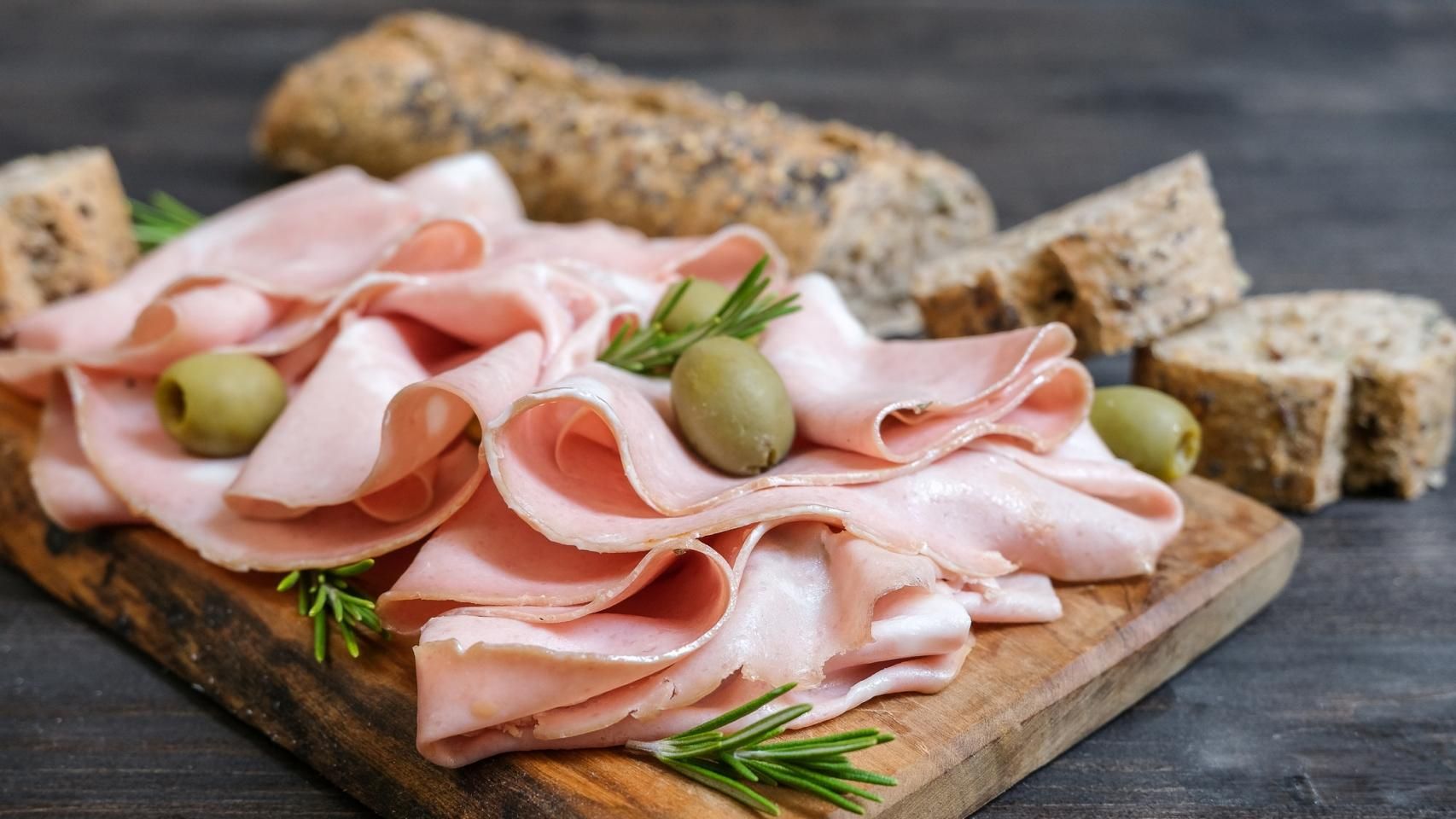 Un aperitivo a base de mortadela, aceitunas y pan