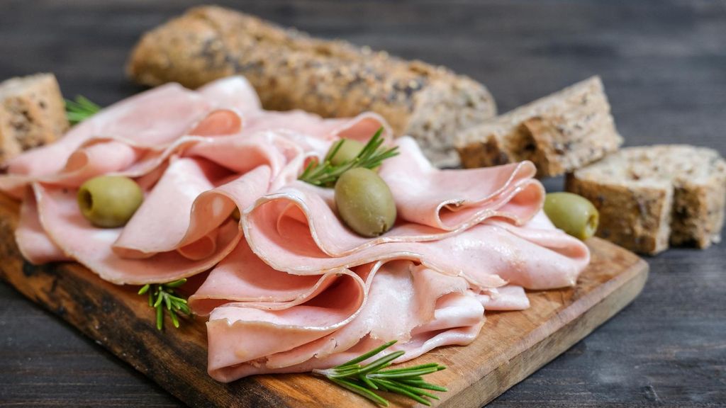 Un aperitivo a base de mortadela, aceitunas y pan