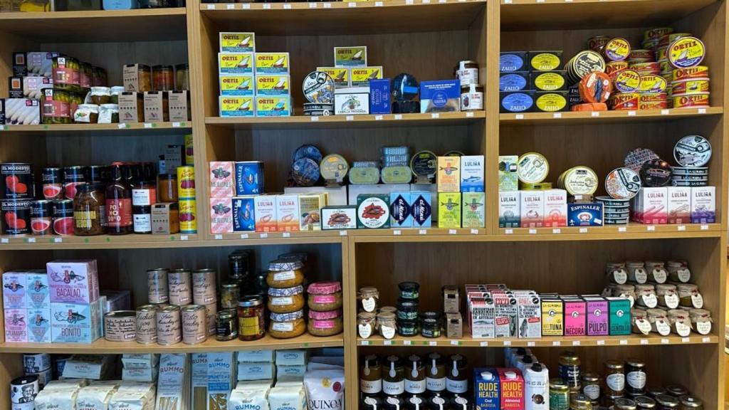 Algunos de los productos que ofrecen en Colmado San Isidro.