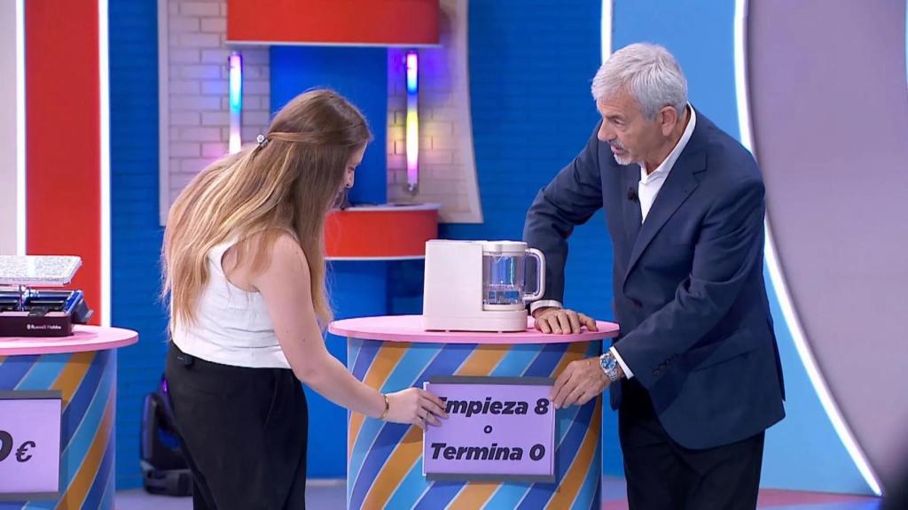 Carlos Sobera con un concursante de 'El Precio Justo' en una entrega reciente.