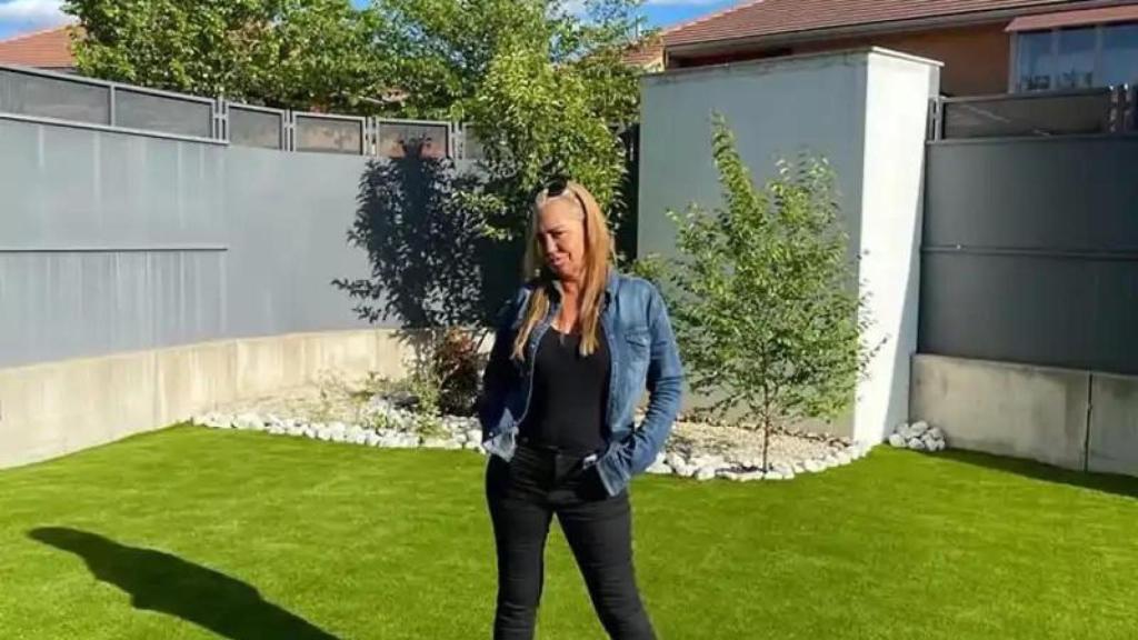Belén Esteban en su jardín.