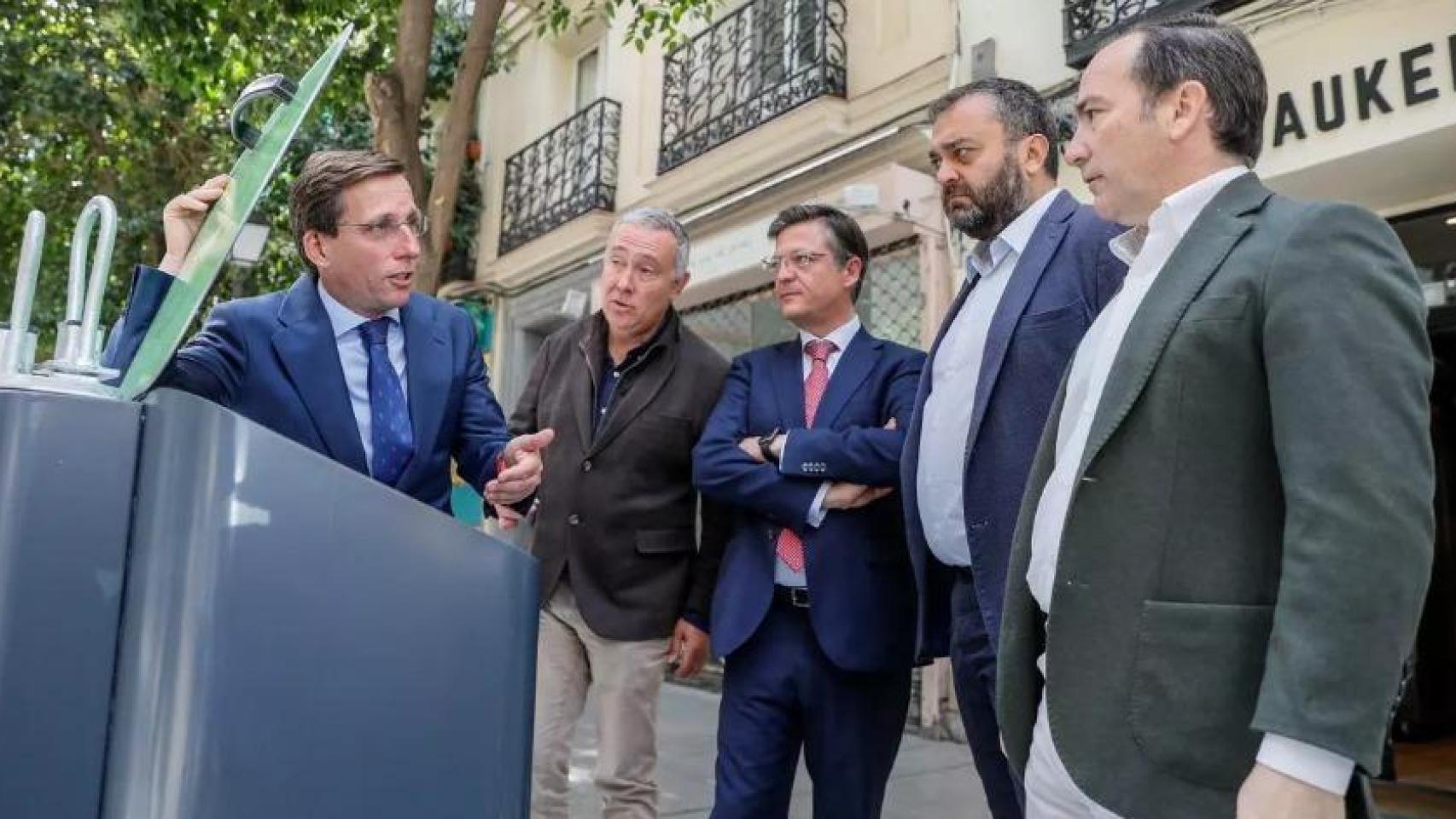 El alcalde de Madrid con algunos de sus concejales durante la apertura de los primeros contenedores soterrados de la capital.
