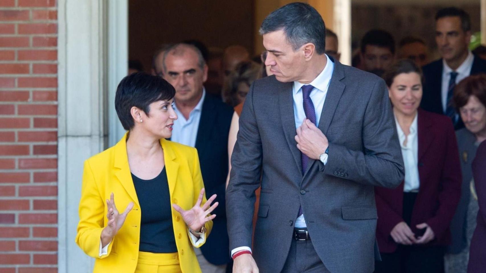 El presidente del Gobierno, Pedro Sánchez, junto a la ministra de Vivienda, Isabel Rodríguez.