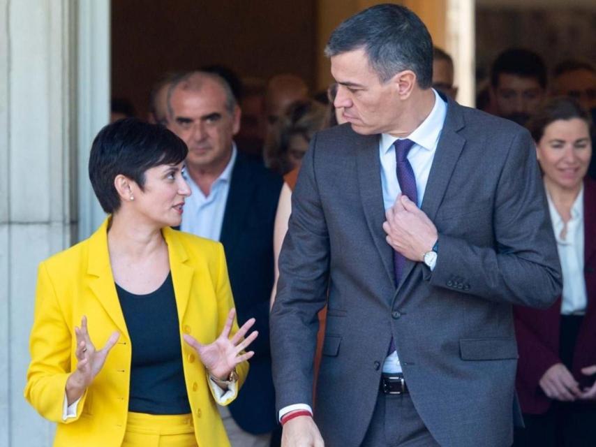 El presidente del Gobierno, Pedro Sánchez, junto a la ministra de Vivienda, Isabel Rodríguez.