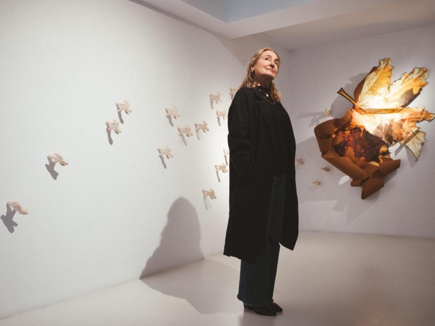 La artista junto a una de las obras de 'Resilience'.